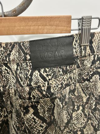 Pantalón vaquero estampado serpiente