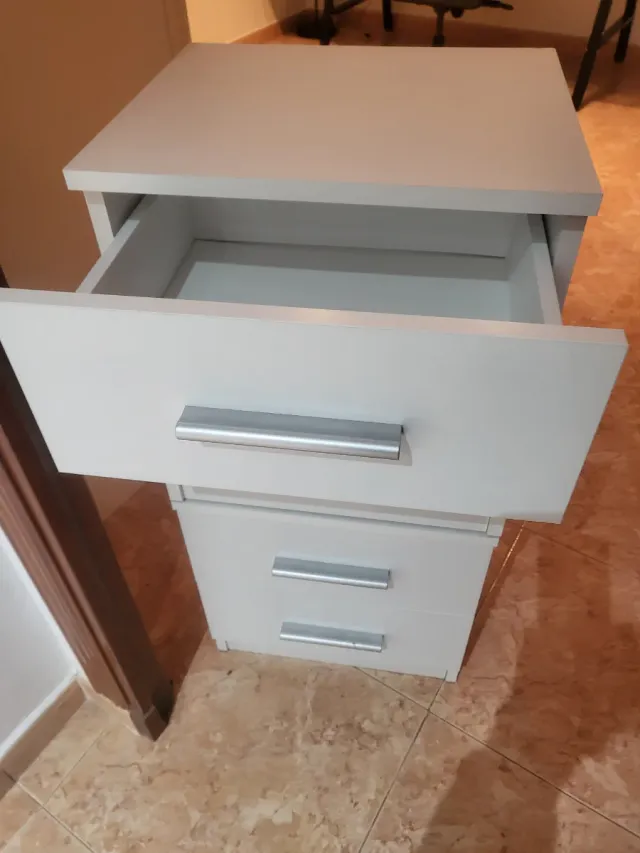 2 Mesitas de noche blancas con cajones