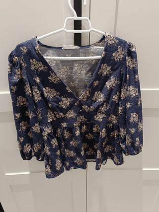 Blusa floral azul y beige