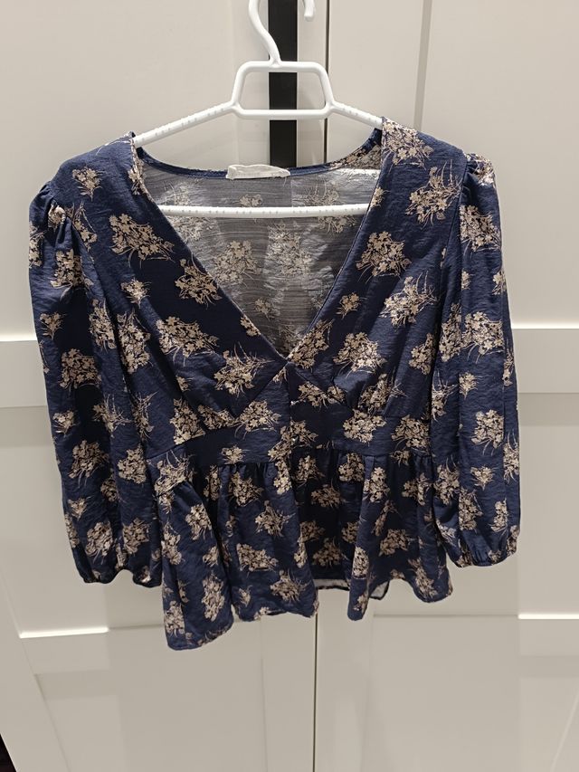 Blusa floral azul y beige