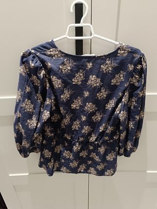 Blusa floral azul y beige