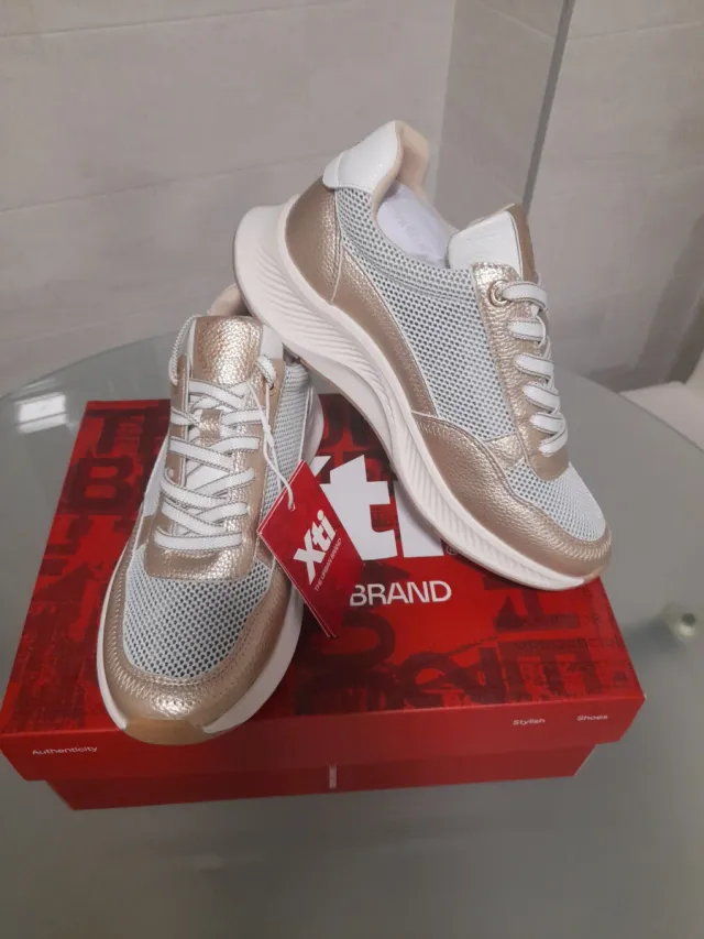Zapatillas XTI doradas y blancas