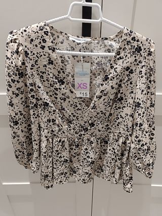 Blusa Primark floral escote en V talla XS