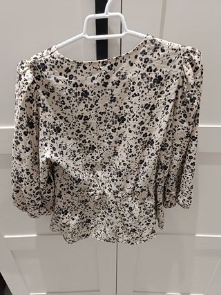 Blusa Primark floral escote en V talla XS