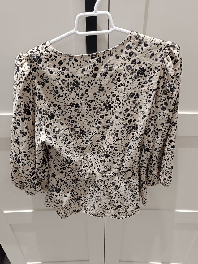 Blusa Primark floral escote en V talla XS