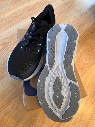 Asics Novablast 4 T46 Negro/Amarillo