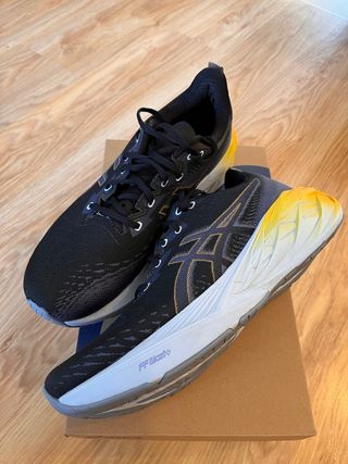 Asics Novablast 4 T46 Negro/Amarillo