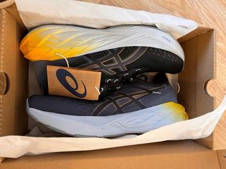 Asics Novablast 4 T46 Negro/Amarillo