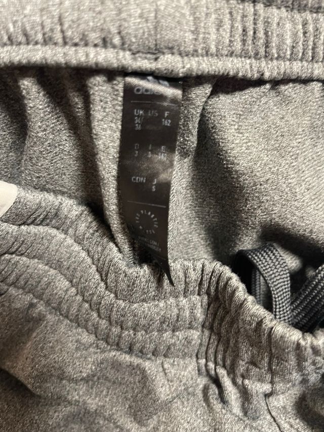 Pantalón chándal Adidas gris talla S, poco uso
