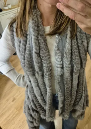 Chaleco de piel gris y blanco