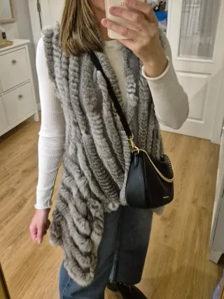 Chaleco de piel gris y blanco