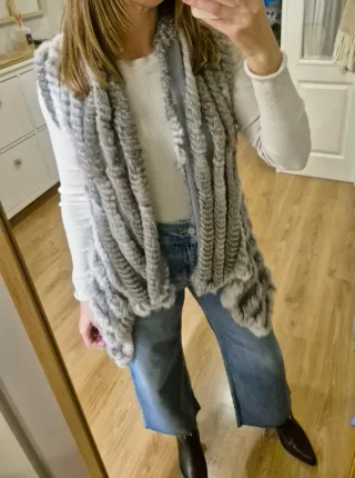 Chaleco de piel gris y blanco