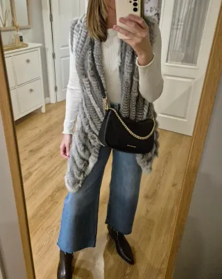 Chaleco de piel gris y blanco