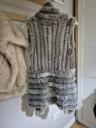 Chaleco de piel gris y blanco