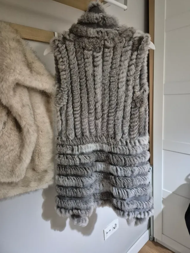 Chaleco de piel gris y blanco