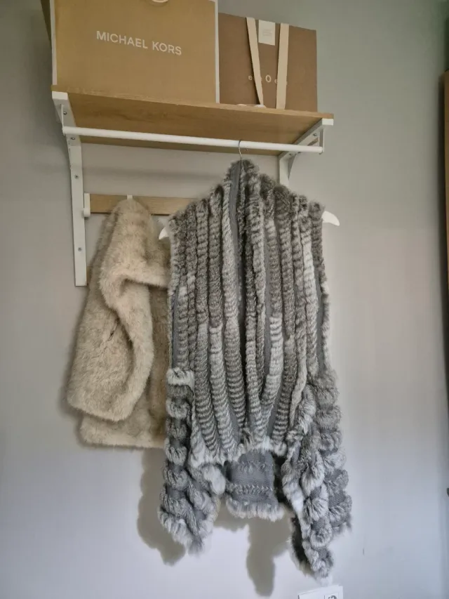 Chaleco de piel gris y blanco