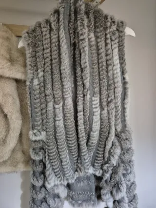 Chaleco de piel gris y blanco