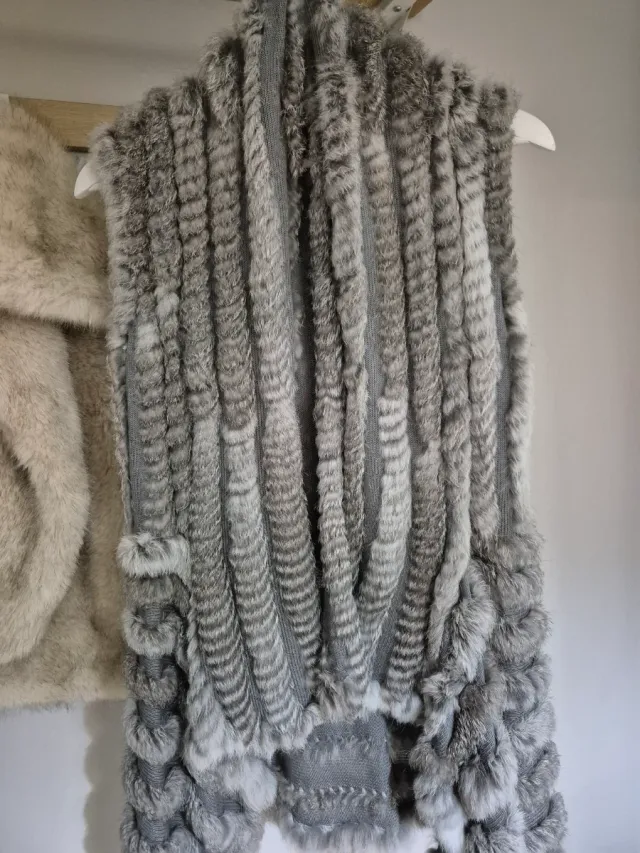 Chaleco de piel gris y blanco