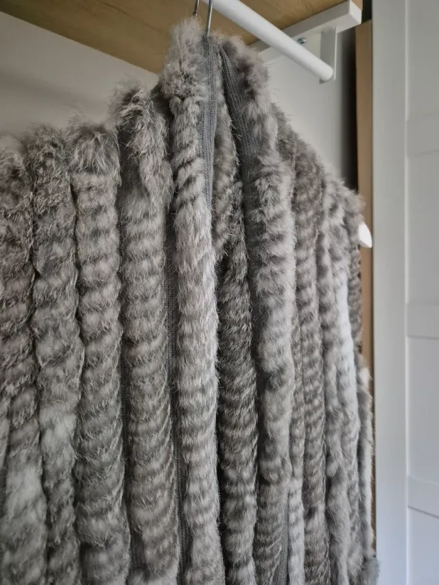 Chaleco de piel gris y blanco