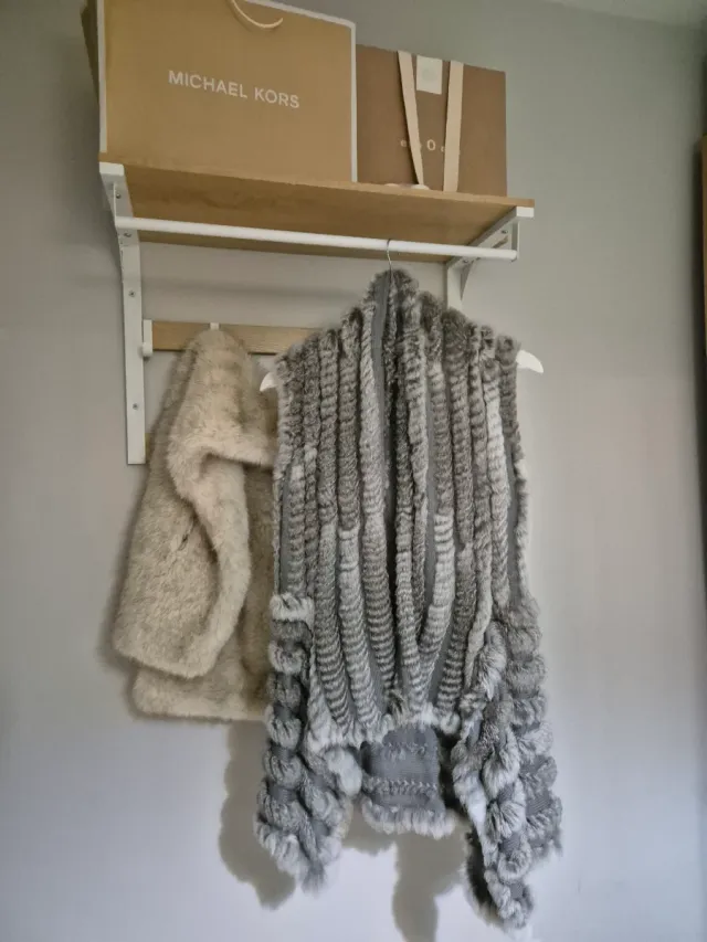 Chaleco de piel gris y blanco