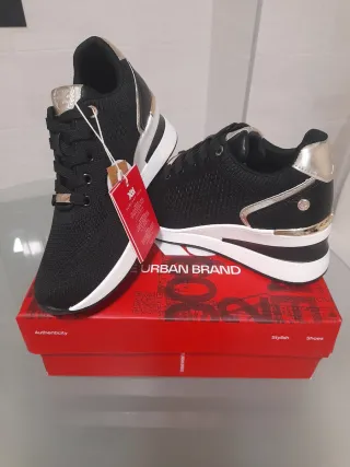 Zapatillas XTI Negras y Doradas