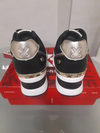 Zapatillas XTI Negras y Doradas