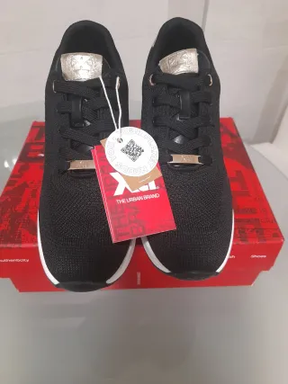 Zapatillas XTI Negras y Doradas