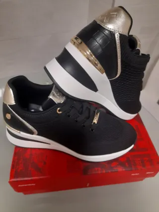 Zapatillas XTI Negras y Doradas