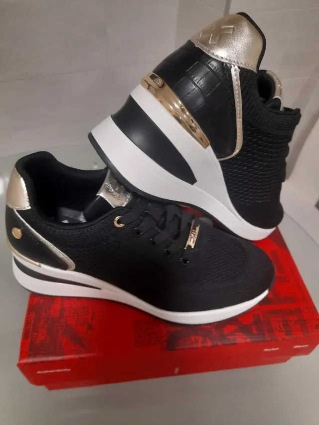 Zapatillas XTI Negras y Doradas