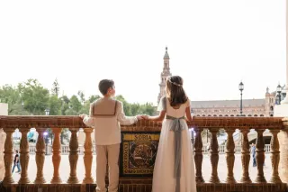 Due abiti da Comunione per bambino beige e bambina bianco