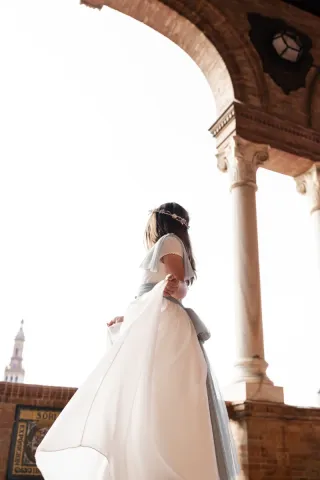 Due abiti da Comunione per bambino beige e bambina bianco