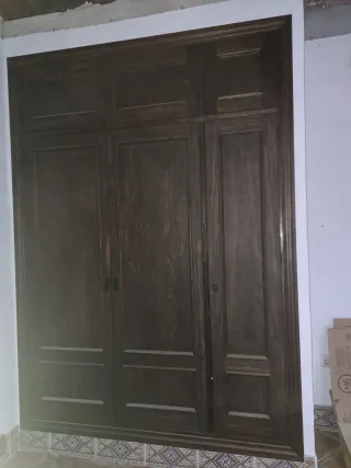 Armario empotrado madera 3 puertas y altillo