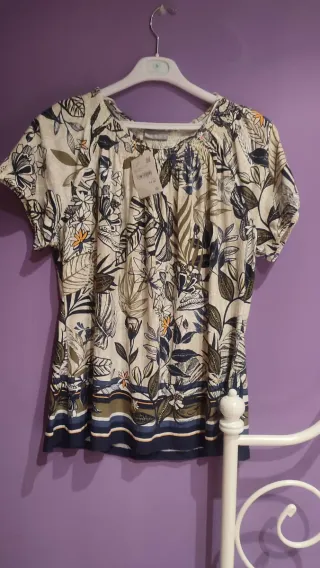 Camiseta floral manga corta