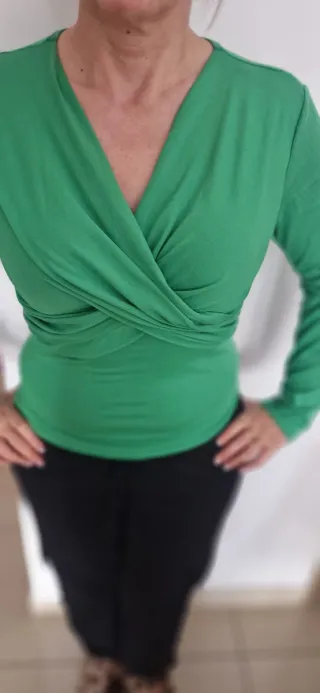 Blusa verde con fruncido