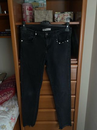 Pantalones vaqueros negros con perlas