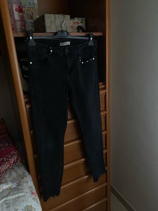 Pantalones vaqueros negros con perlas