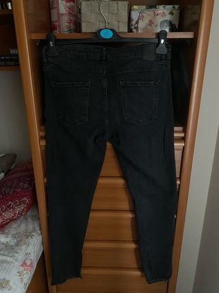 Pantalones vaqueros negros con perlas