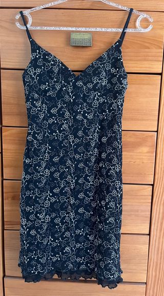 Vestido negro con estampado floral plateado