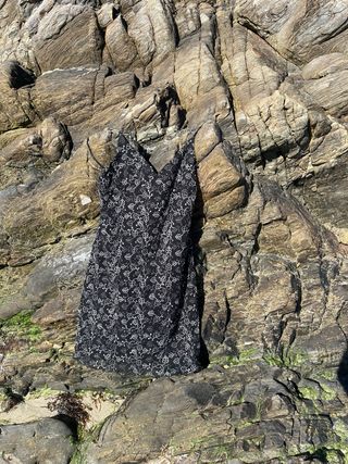 Vestido negro con estampado floral plateado