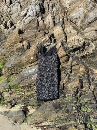 Vestido negro con estampado floral plateado