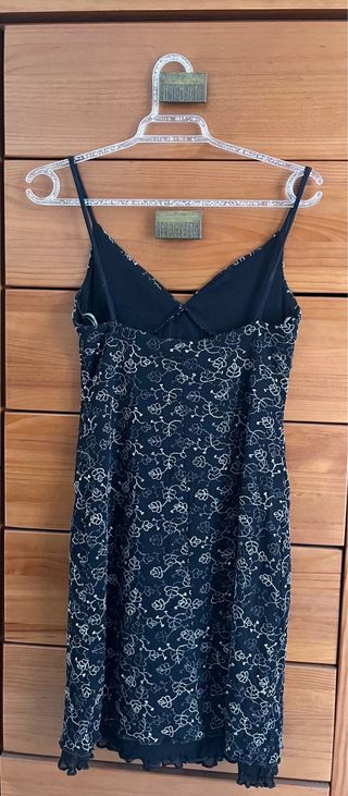 Vestido negro con estampado floral plateado