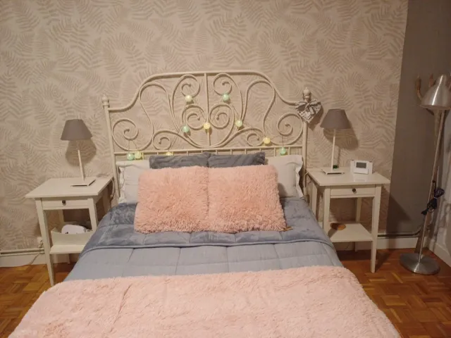 Cabecero 1.35m y 2 mesitas