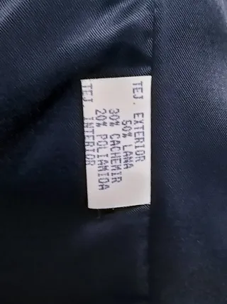 Blazer azul marino con botones dorados