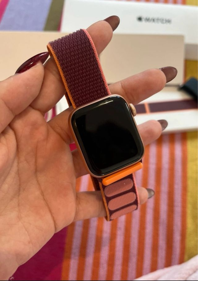 Apple Watch SE in oro rosa, nuovo e mai usato