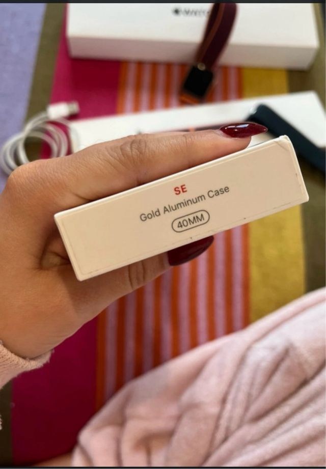 Apple Watch SE in oro rosa, nuovo e mai usato