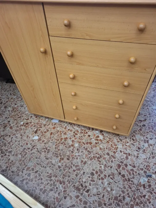 Cajonera amplia con compartimento