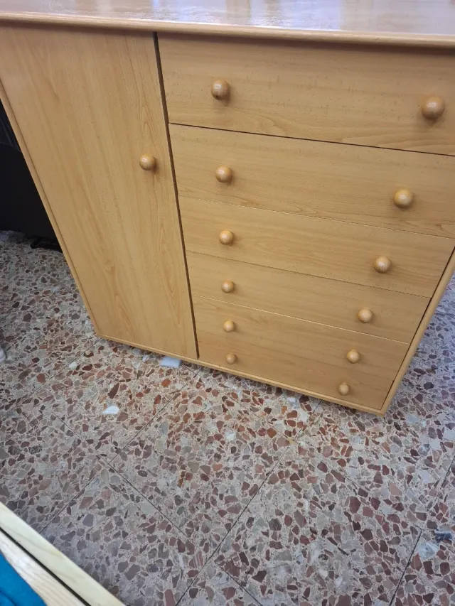 Cajonera amplia con compartimento