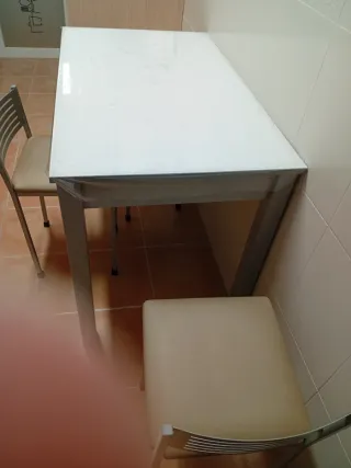 Mesa y 3 taburetes cocina