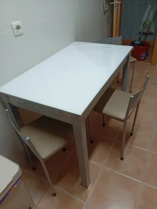 Mesa y 3 taburetes cocina