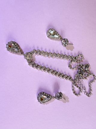 Collar y pendientes de diamantes plateados